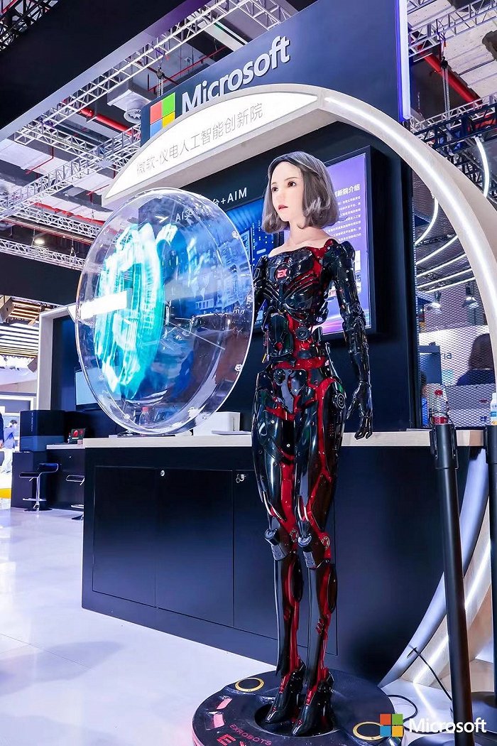 有溫度、有表情,未來舞臺的智慧新聲——進博會上的主持與講解機器人